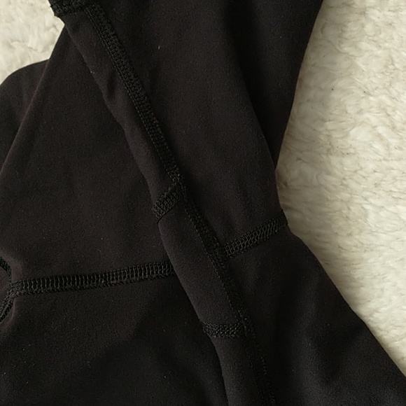 Lululemon Black 🩷 🤍Reversible Short SIZE 4 - Picture 5 of 6